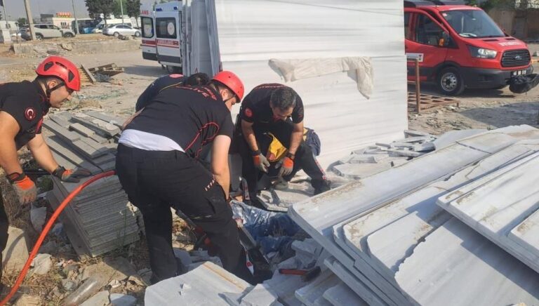 Sanayi sitesinde feci olay: Mermer blokların altında kaldılar Sanayi sitesinde feci olay: Mermer blokların altında kaldılar