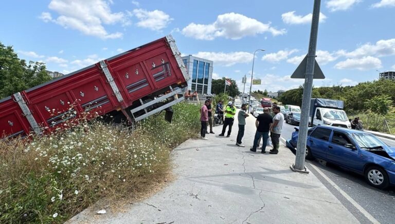 Sancaktepe’de zincirleme trafik kazasında 2 kişi yaralandı Sancaktepe’de zincirleme trafik kazasında 2 kişi yaralandı