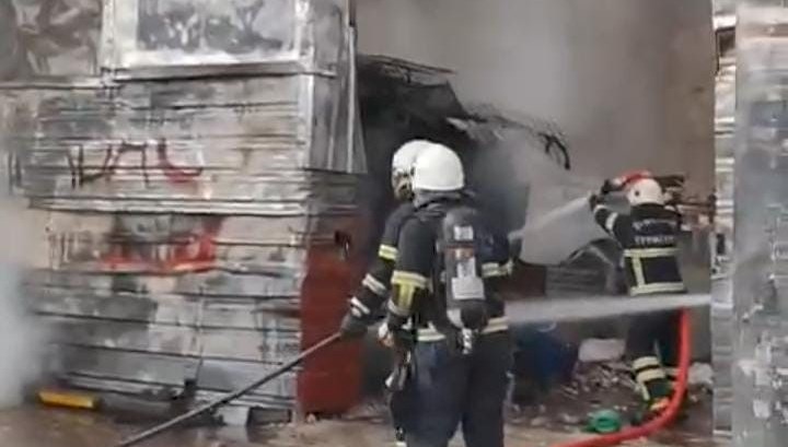 Şanlıurfa’da korkutan hurda deposu yangını Şanlıurfa’da korkutan hurda deposu yangını