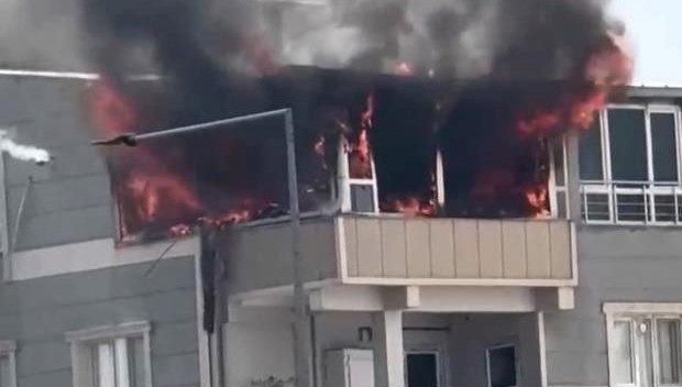 Şanlıurfa’da yangın paniği: Alevler balkonu sardı Şanlıurfa’da yangın paniği: Alevler balkonu sardı