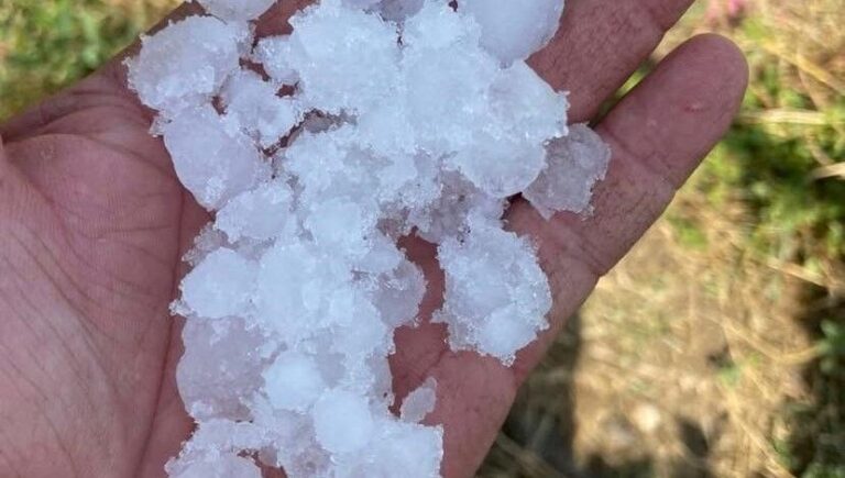 Sarıgöl’de dolu ve fırtına korkuttu Sarıgöl’de dolu ve fırtına korkuttu
