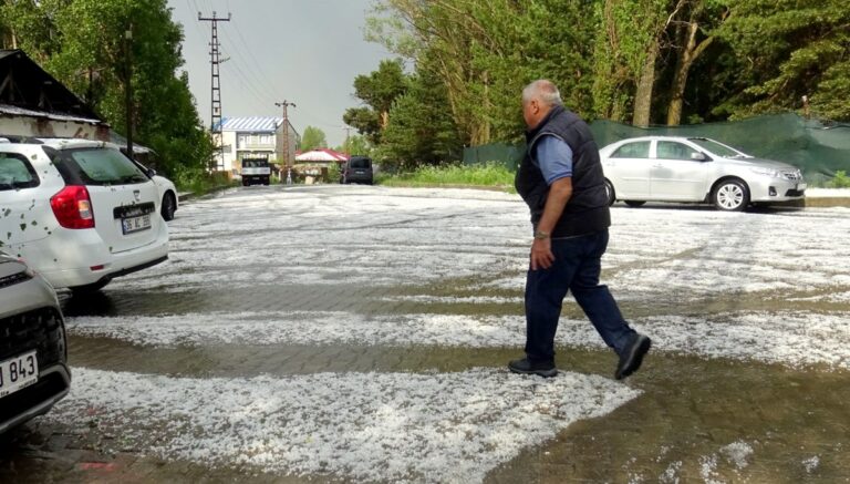 Sarıkamış’ta dolu yağışı hayatı olumsuz etkiledi Sarıkamış’ta dolu yağışı hayatı olumsuz etkiledi