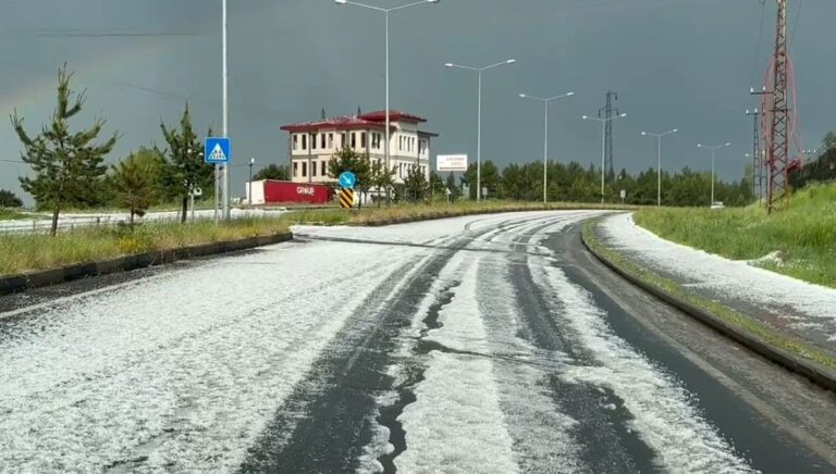 Sarıkamış’ta dolu yağışı: Yollar beyaza döndü Sarıkamış’ta dolu yağışı: Yollar beyaza döndü