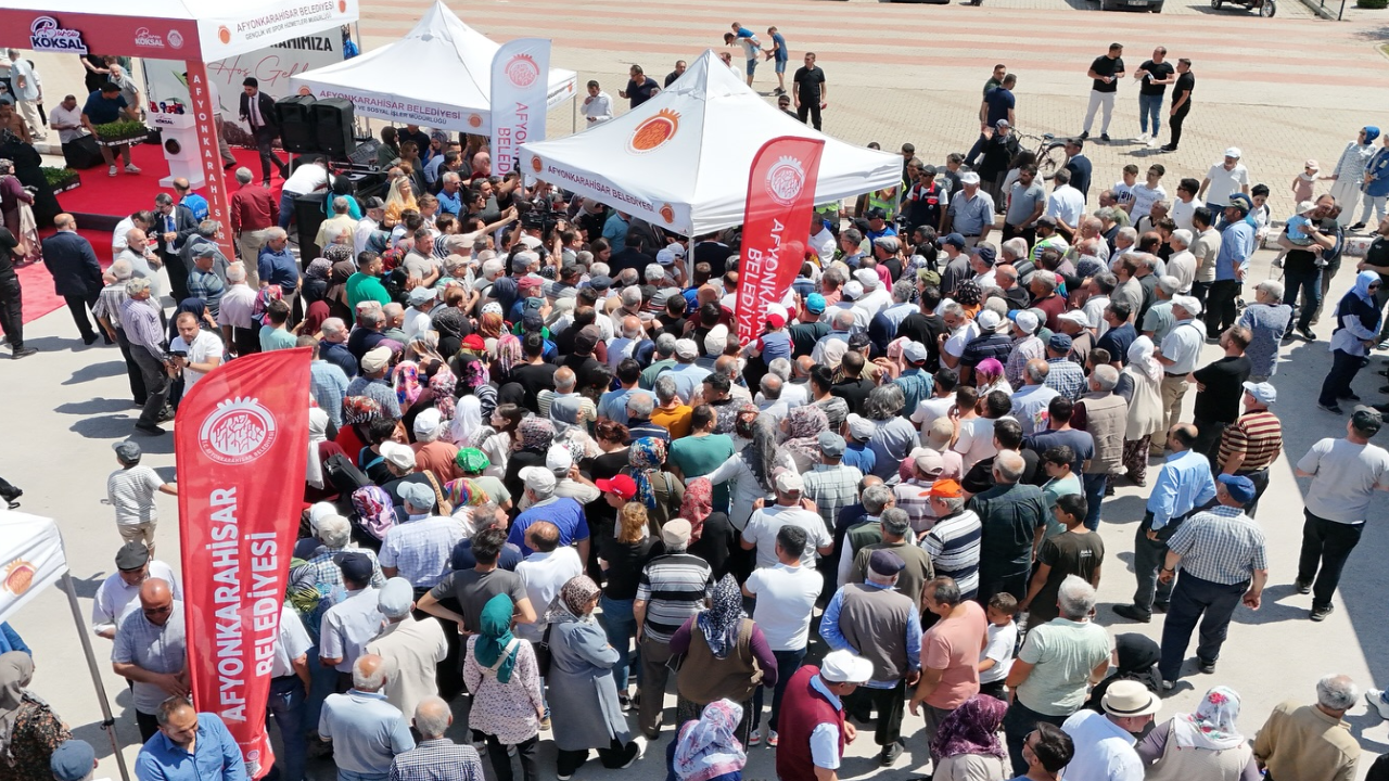 Sebze fiyatları artınca vatandaş bedava fide için birbirini ezdi Sebze fiyatları artınca vatandaş bedava fide için birbirini ezdi