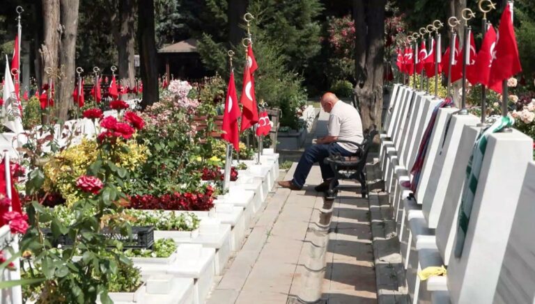 Şehit babaları, çocuklarına koştu Şehit babaları, çocuklarına koştu
