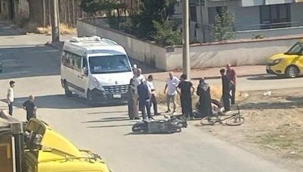 Servis minibüsü ile çarpışan motosikletin sürücüsü yaralandı Servis minibüsü ile çarpışan motosikletin sürücüsü yaralandı