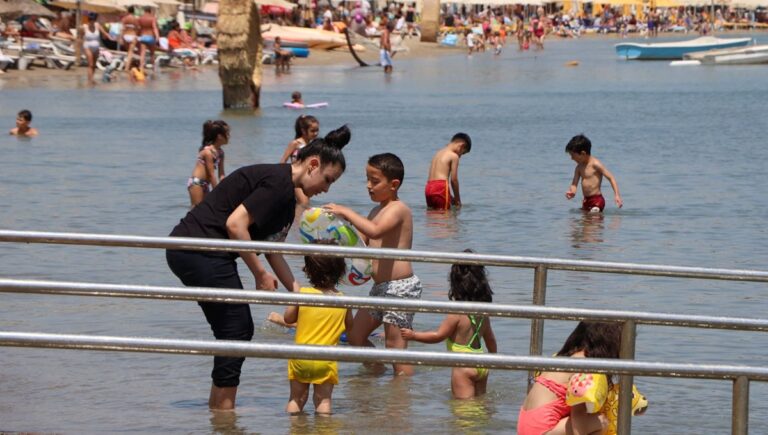 Sıcak havada plajlarda yoğunluk oluştu Sıcak havada plajlarda yoğunluk oluştu