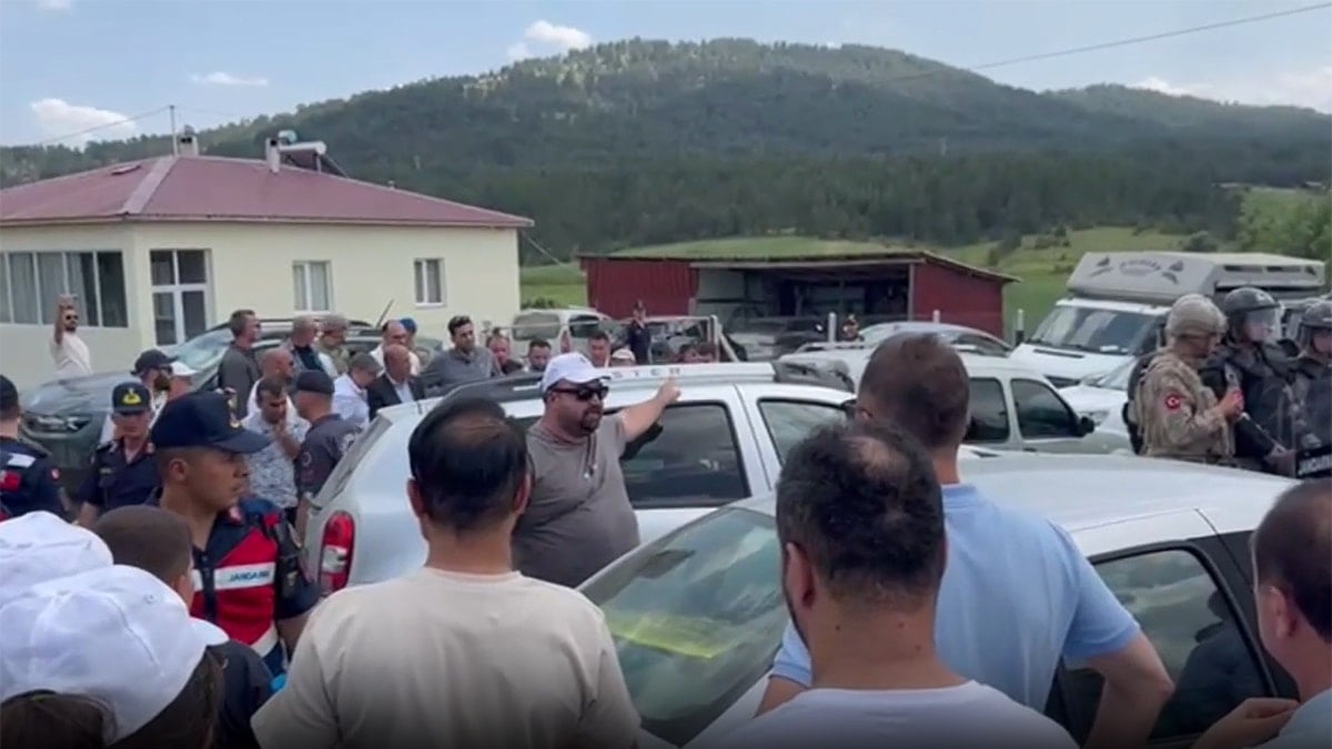 Sinop’ta yapılmak istenen maden toplantısı protesto edildi Sinop’ta yapılmak istenen maden toplantısı protesto edildi