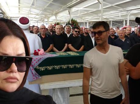 Son Haberler: Haluk Şentürk’ün annesi Yüksel Şentürk toprağa verildi Son Haberler: Haluk Şentürk’ün annesi Yüksel Şentürk toprağa verildi