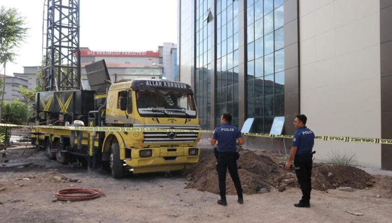 Sondaj kuyusuna düşen işçi boğuldu Sondaj kuyusuna düşen işçi boğuldu