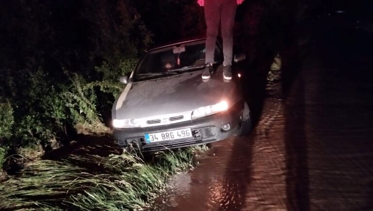 Su borusu patladı, araç suda sürüklendi Su borusu patladı, araç suda sürüklendi