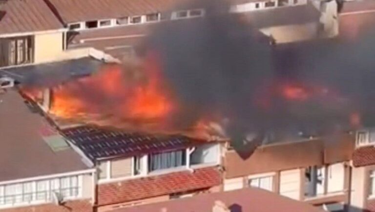 Sultangazi’de yangın paniği: İki binaya daha sıçradı Sultangazi’de yangın paniği: İki binaya daha sıçradı