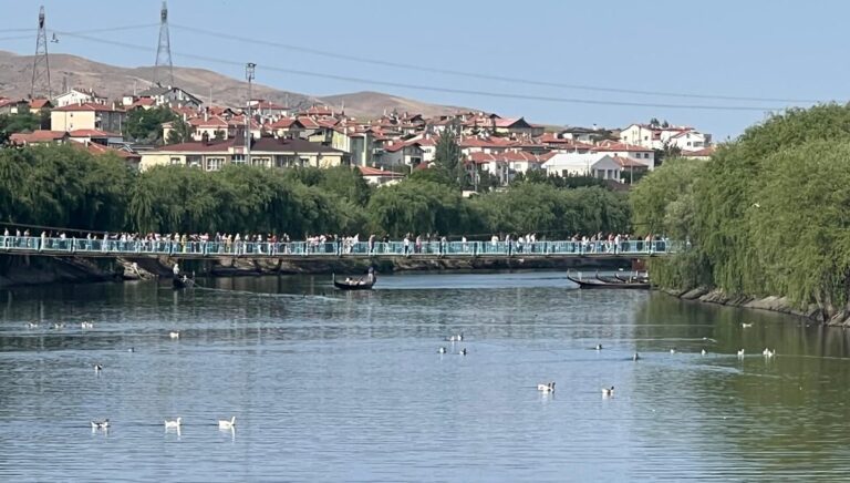 ‘Tahtalı Köprü’nün denge demiri kırıldı: Yaya geçişi yapılamadı ‘Tahtalı Köprü’nün denge demiri kırıldı: Yaya geçişi yapılamadı