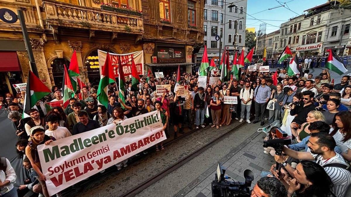 Taksim’de Gazze eylemi! İsrail’e ‘Madleen’ protestosu Taksim’de Gazze eylemi! İsrail’e ‘Madleen’ protestosu