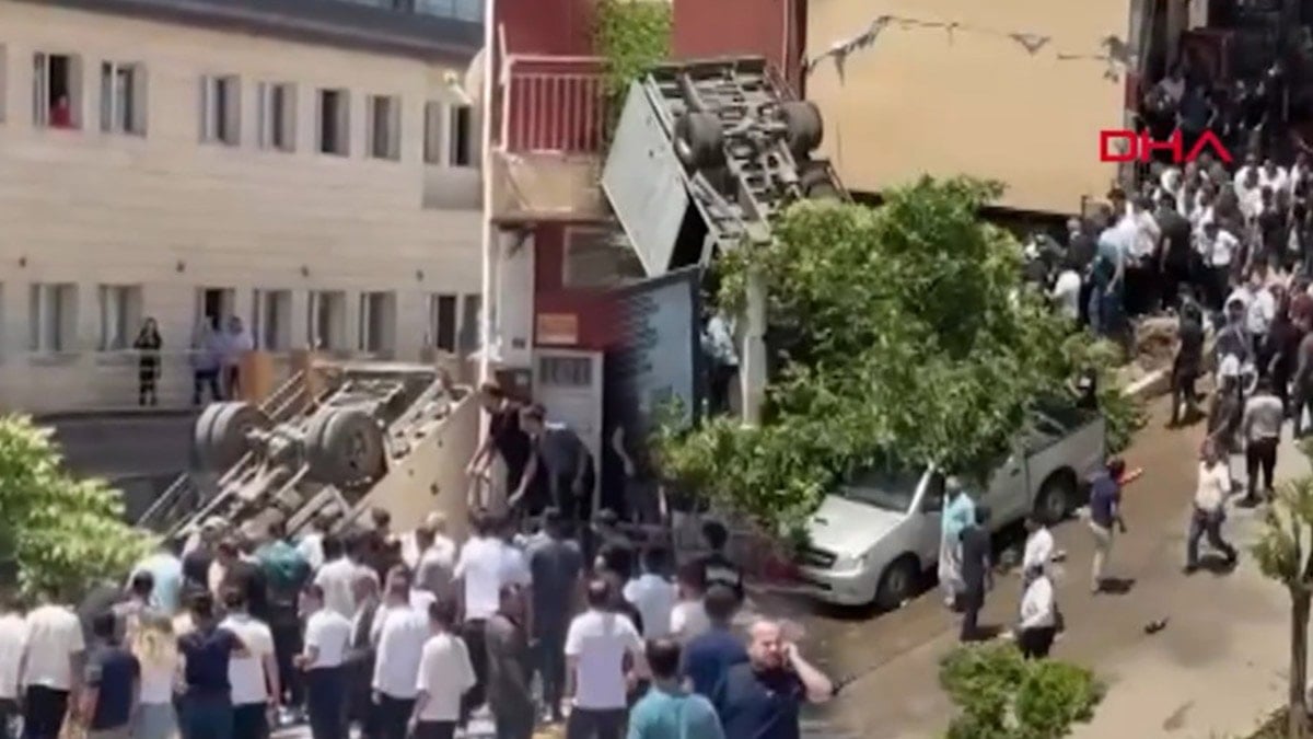 Taksiye çarpan kamyonet takla attı Taksiye çarpan kamyonet takla attı