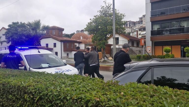 Tanımadığı kadına gül vermek isteyen mühendis, reddedilince bıçak çekti Tanımadığı kadına gül vermek isteyen mühendis, reddedilince bıçak çekti