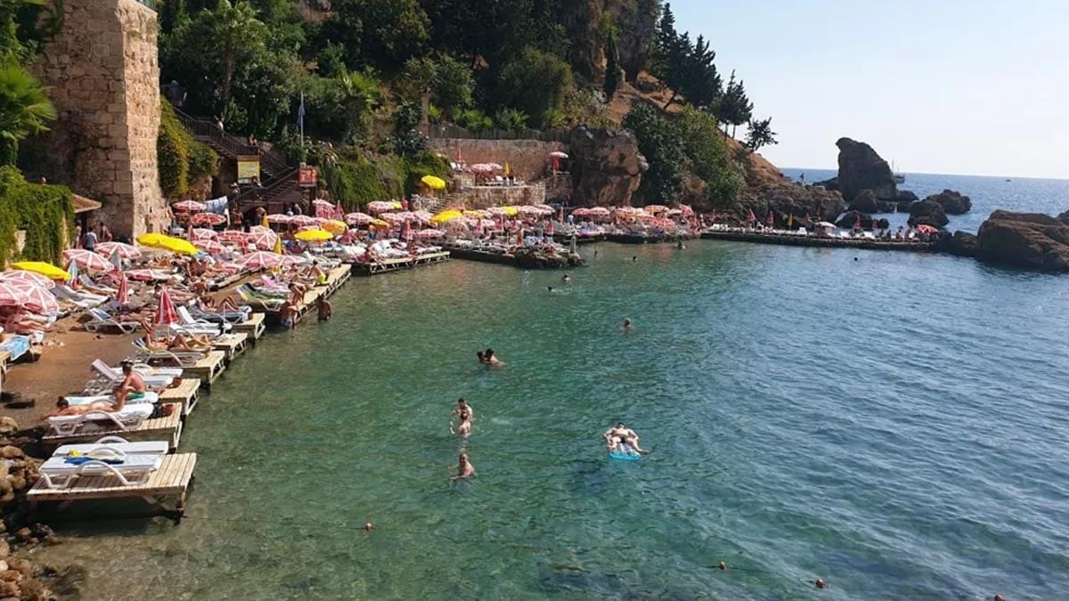 Tarihi plaja giriş için 1000 lira isteniyordu: Tepki gelince fiyatı indirdiler Tarihi plaja giriş için 1000 lira isteniyordu: Tepki gelince fiyatı indirdiler