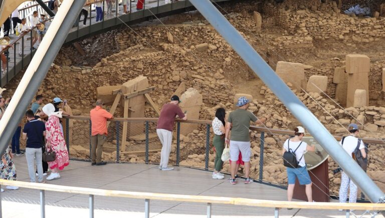 “Tarihin sıfır noktası” Göbeklitepe’de ziyaretçi yoğunluğu “Tarihin sıfır noktası” Göbeklitepe’de ziyaretçi yoğunluğu