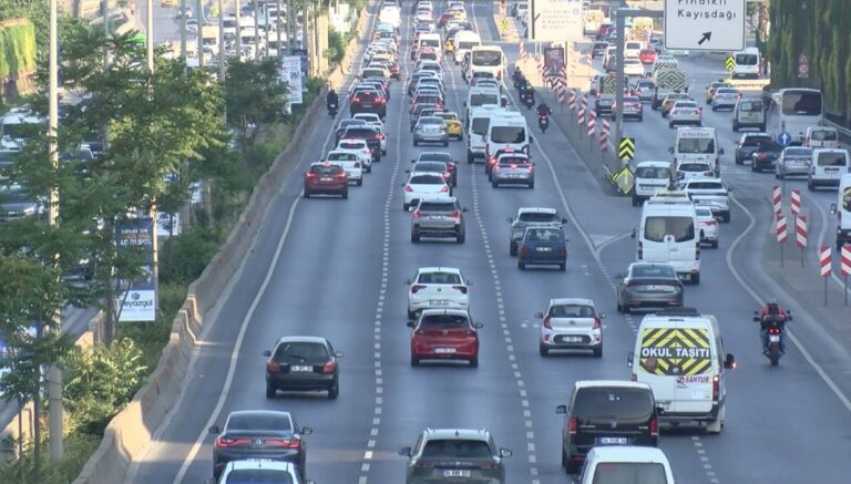 Tatil sonrası ilk mesai günü: İstanbul trafiğinde kısıtlı yoğunluk Tatil sonrası ilk mesai günü: İstanbul trafiğinde kısıtlı yoğunluk