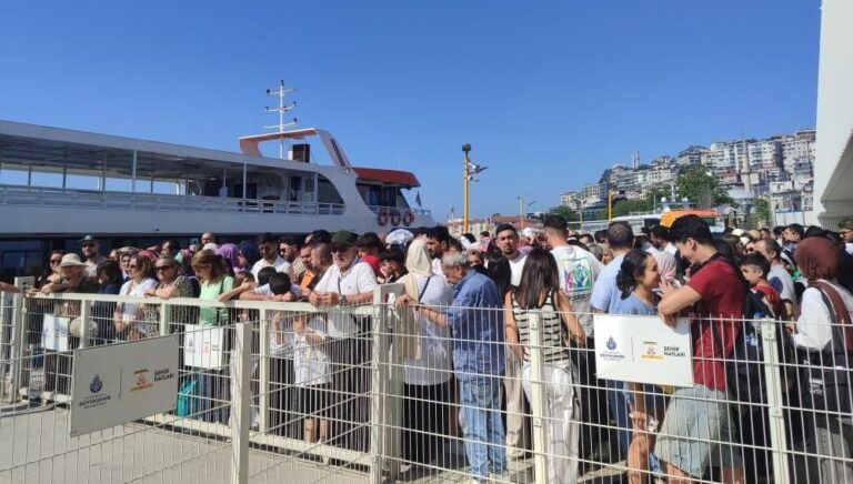 Tatilin son gününde Adalar’a akın: İskeleler doldu taştı Tatilin son gününde Adalar’a akın: İskeleler doldu taştı