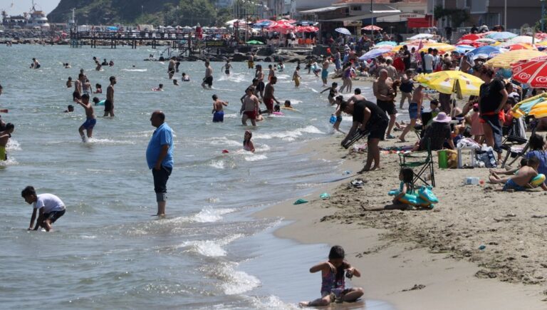 Tekirdağ sahillerinde bayram kalabalığı Tekirdağ sahillerinde bayram kalabalığı