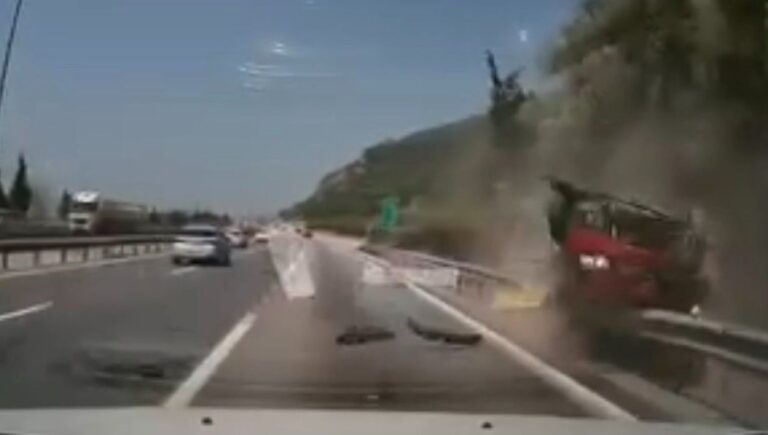 TEM’de feci kaza! Bariyere çarpıp sürüklendi: 7 yaralı TEM’de feci kaza! Bariyere çarpıp sürüklendi: 7 yaralı