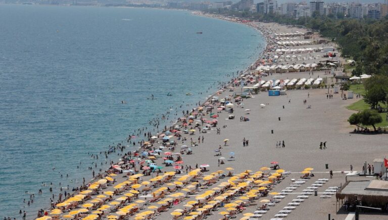 Termometreler 35 dereceyi gösterdi, Antalya’da LGS’den çıkanlar denize koştu Termometreler 35 dereceyi gösterdi, Antalya’da LGS’den çıkanlar denize koştu