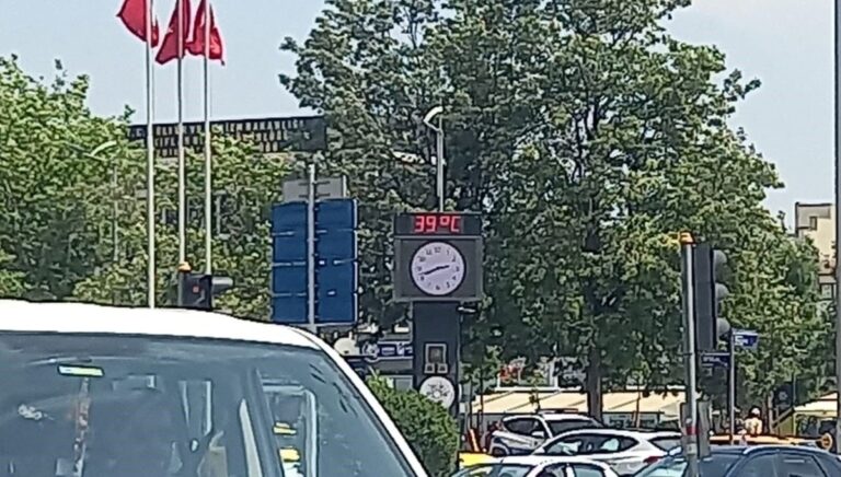 Termometreler 39 dereceyi gösterdi: Vatandaşlar gölgeye sığındı Termometreler 39 dereceyi gösterdi: Vatandaşlar gölgeye sığındı