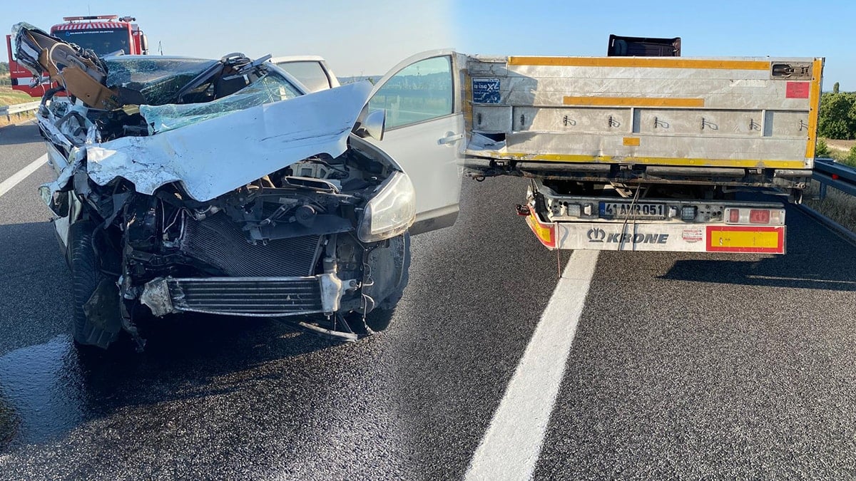 TIR’a çarpan otomobildeki 2 kişi öldü, 2 kişi yaralandı TIR’a çarpan otomobildeki 2 kişi öldü, 2 kişi yaralandı