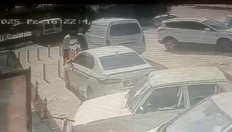 Tokalaştığı kişiyi bacaklarından vurdu Tokalaştığı kişiyi bacaklarından vurdu