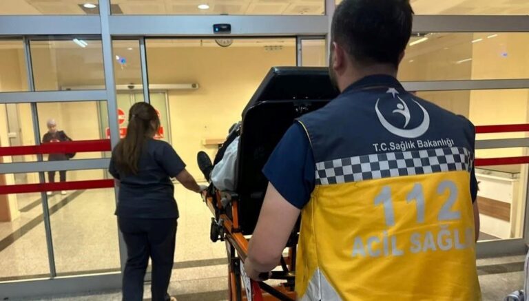 Traktörden atlayan kadın yaralandı Traktörden atlayan kadın yaralandı