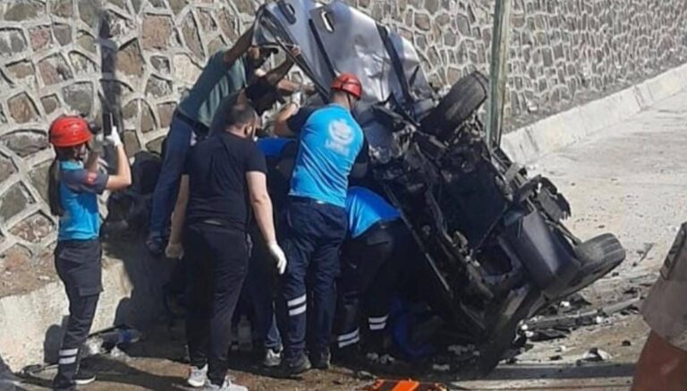 Tunceli’de iki araç kafa kafaya çarpıştı Tunceli’de iki araç kafa kafaya çarpıştı