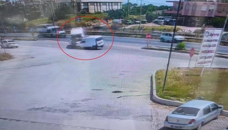 Tur aracı, ticari araçla kafa kafaya çarpıştı: Altı yaralı var Tur aracı, ticari araçla kafa kafaya çarpıştı: Altı yaralı var