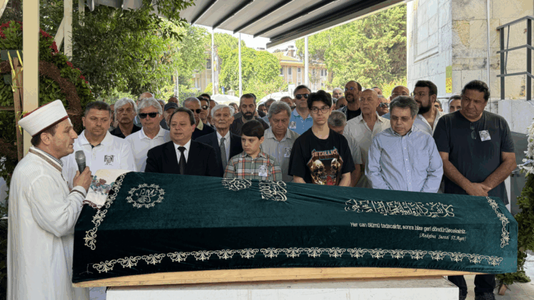Türk edebiyatının “Mona Roza”sı son yolculuğuna uğurlandı Türk edebiyatının “Mona Roza”sı son yolculuğuna uğurlandı