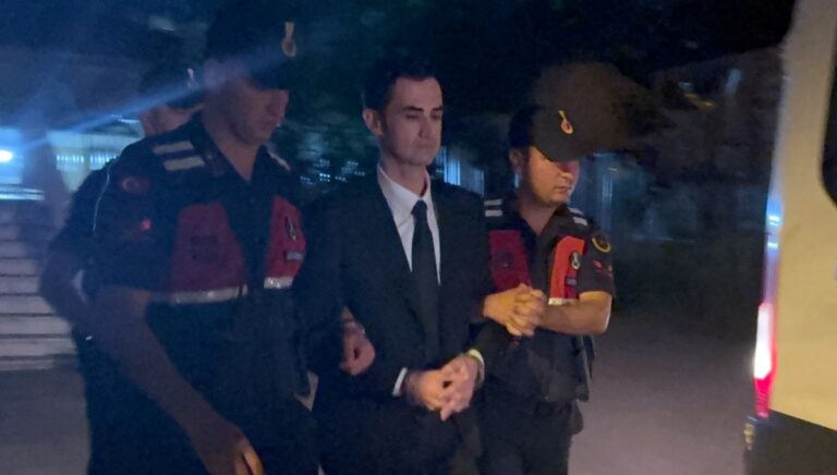 Tutuklu belediye başkanı konuştu: Meclis üyeleri gözaltına alındı Tutuklu belediye başkanı konuştu: Meclis üyeleri gözaltına alındı