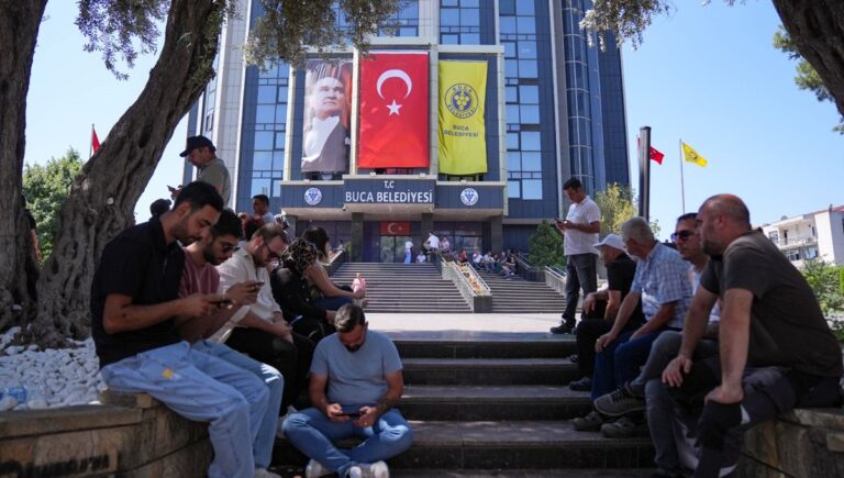 Ücretlerini alamayan işçiler oturma eylemi yaptı Ücretlerini alamayan işçiler oturma eylemi yaptı