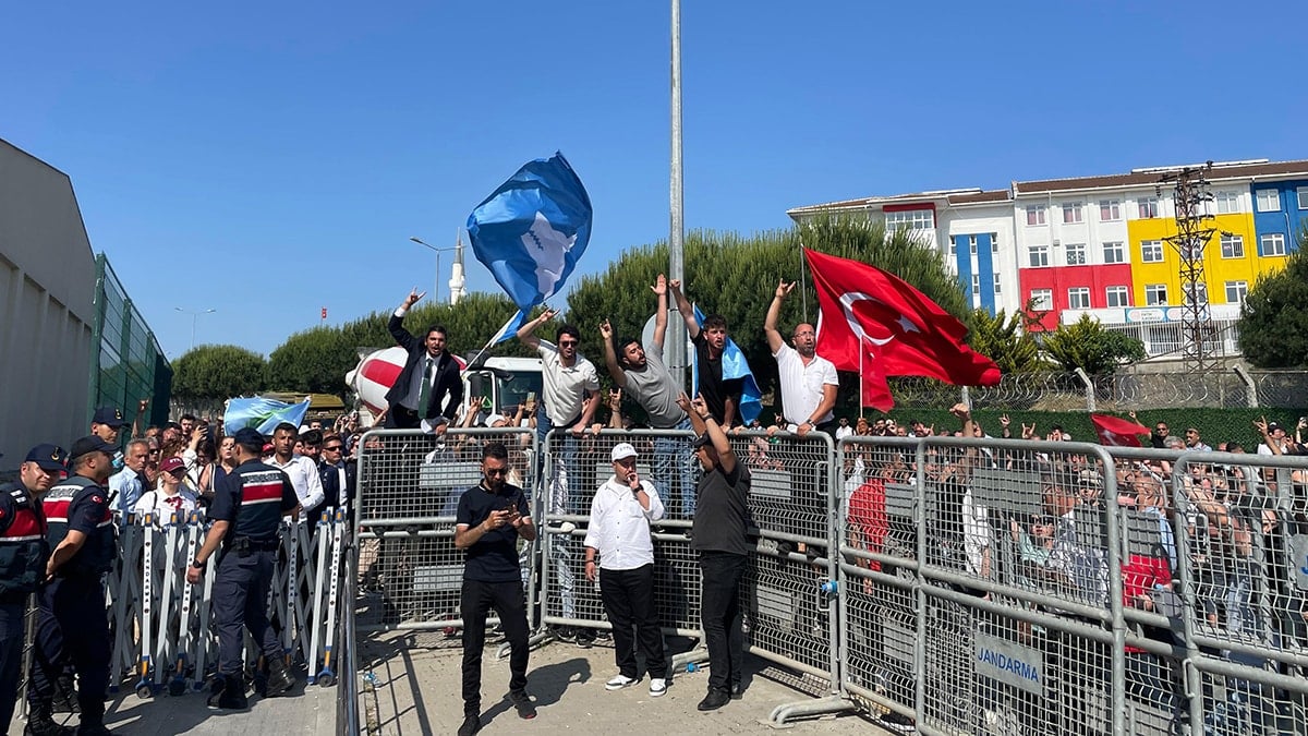 Ümit Özdağ 9 sayfalık iddianameyi satır satır çürüttü ama… Silivri’ye atılan çıkamıyor Ümit Özdağ 9 sayfalık iddianameyi satır satır çürüttü ama… Silivri’ye atılan çıkamıyor