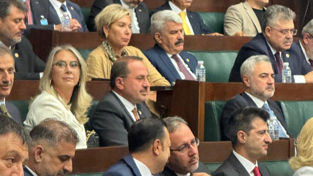 Ünlü iş insanı AKP sıralarında Ünlü iş insanı AKP sıralarında