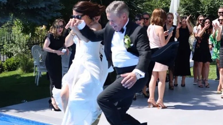 Ünlü modacı ikinci kez evlendi! Nikâhın ardından havuza atladılar Ünlü modacı ikinci kez evlendi! Nikâhın ardından havuza atladılar
