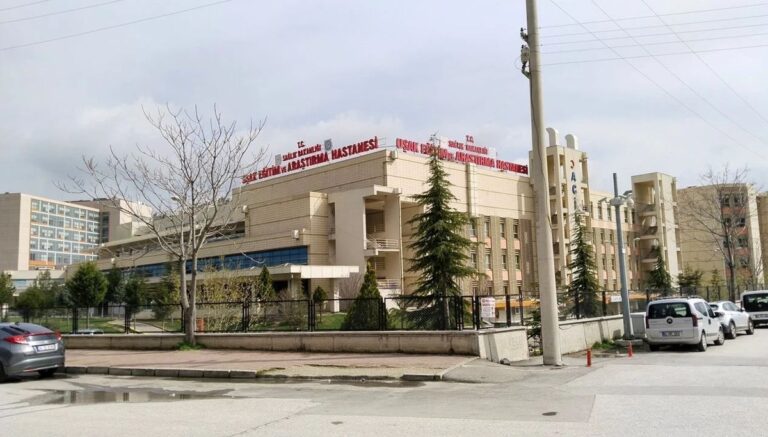 Uşak’ta doktora saldırı: Darbedilip bıçakla tehdit edildi Uşak’ta doktora saldırı: Darbedilip bıçakla tehdit edildi