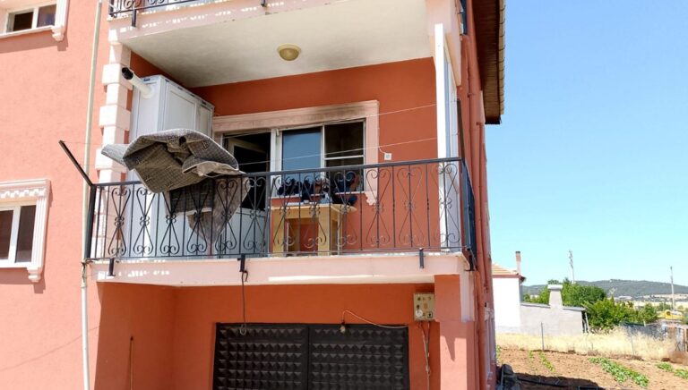 Uşak’ta yangın: Üç kişi dumandan etkilendi Uşak’ta yangın: Üç kişi dumandan etkilendi
