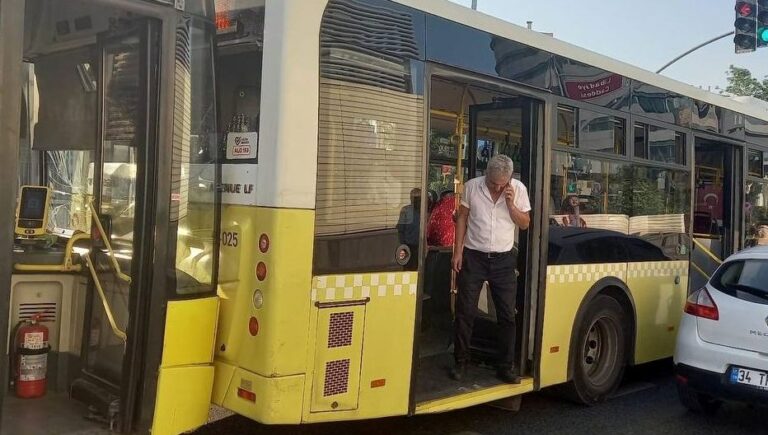 Üsküdar’da İETT otobüsleri çarpıştı Üsküdar’da İETT otobüsleri çarpıştı