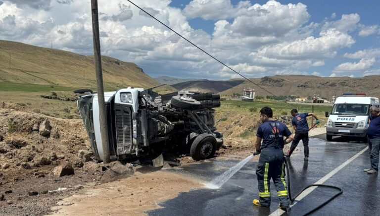 Van’da kum yüklü tır devrildi Van’da kum yüklü tır devrildi