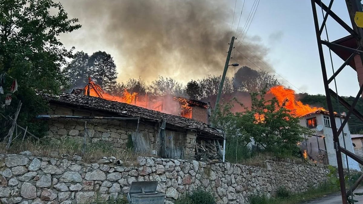 Yangın 4 evi kullanılmaz hale getirdi Yangın 4 evi kullanılmaz hale getirdi