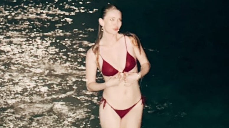 Yasemin Kay Allen gece sıcaktan bunalınca kendini denize attı Yasemin Kay Allen gece sıcaktan bunalınca kendini denize attı