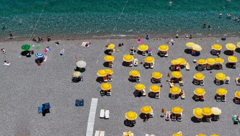 Yerli ve yabancı turistler Konyaaltı Sahili’ne akın etti Yerli ve yabancı turistler Konyaaltı Sahili’ne akın etti