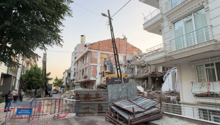 Yıkımı süren binan elektrik kabloları koptu: İki sokak karanlıkta kaldı Yıkımı süren binan elektrik kabloları koptu: İki sokak karanlıkta kaldı