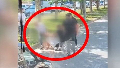 Yol ortasında alacak verecek kavgası: Kemerle boğazını sıktılar Yol ortasında alacak verecek kavgası: Kemerle boğazını sıktılar