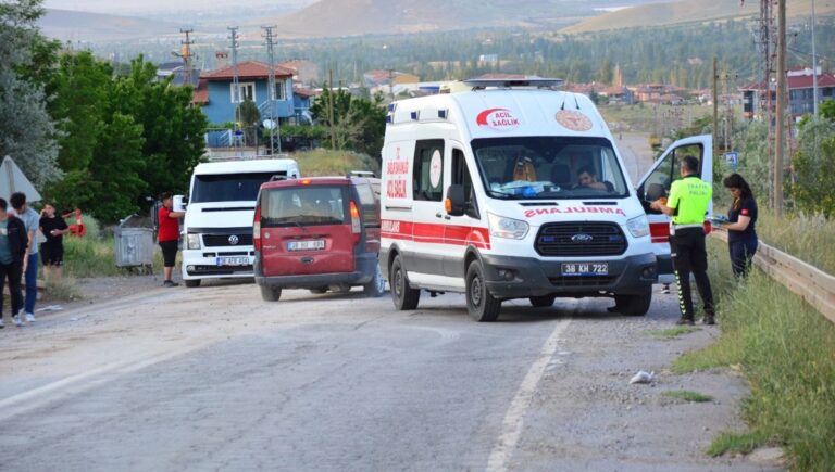 Yola dökülen madeni yağ kazaya neden oldu Yola dökülen madeni yağ kazaya neden oldu