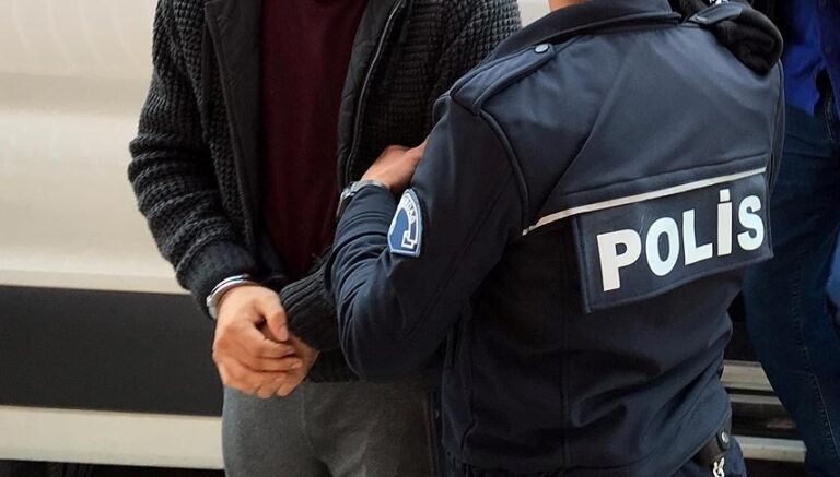Yolcu otobüsünde 87 bin makaron ele geçirildi: 1 kişi gözaltına alındı Yolcu otobüsünde 87 bin makaron ele geçirildi: 1 kişi gözaltına alındı
